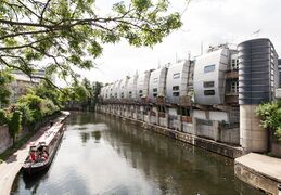 Grand Union Walk comprises ten three-bedroom houses, a one-bedroom maisonette and a bedsit, built in 1988 to a design by Grimshaw Architects.