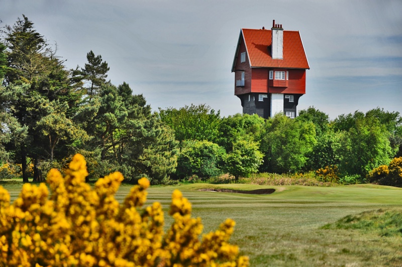 File:House-in-the-Clouds.jpg