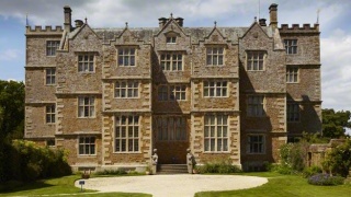 Chastleton House Oxfordshire is a Jacobean country house used to represent medieval Putney where Thomas Cromwell spent his childhood.