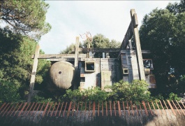Casa Sperimentale (experimental house) 1969 Fregeme, Italy. Architect Giuseppe Perugini’s Brutalist exploration of ideas pertaining to form and space.