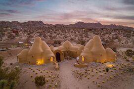 ’Bonita Domes’ – a sci-fi-style compound in the Joshua Tree National Park, by architect Nader Khalili, who pioneered this form of earthbag construction called SuperAdobe.