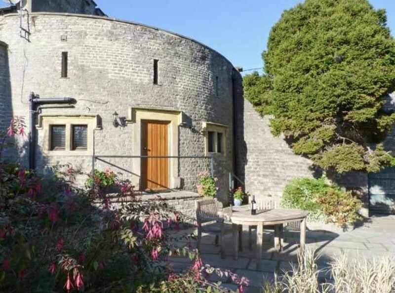 File:RoundHouse-Leyburn.jpeg