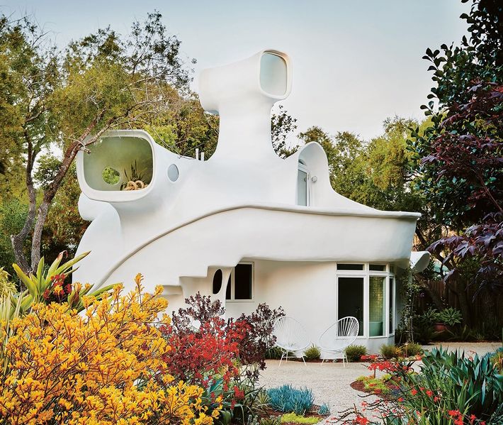 File:TheSpaceShipHouse-California.jpeg