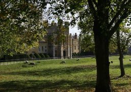 ‪The Grade II Coughton Court, Warwickshire is a Tudor country house, with a unique double priest-hole, that was owned by Robert Catesby’s uncle, Thomas Throckmorton and used to host ams and a militia ready to strike after the #GunpowderPlot ‬